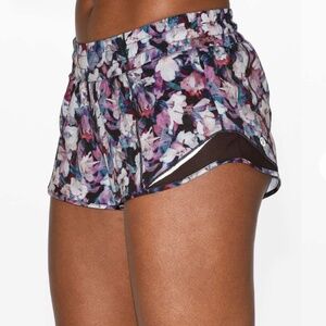 Lululemon Hotty Hot Short II *2.5" low rise - Utopia Multi / Deep Phantom